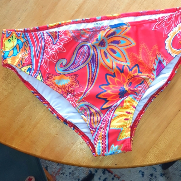 NWOT Venus bikini bottoms with free bonus top. - Picture 1 of 5